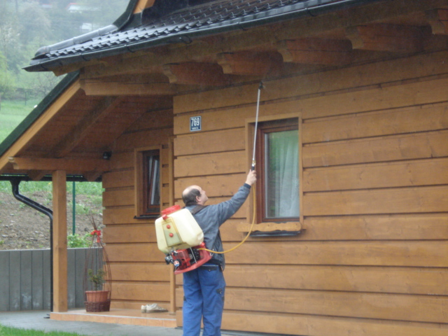 Dezinsekce-ukázka likvidace vosích hnízd chemickým postřikem